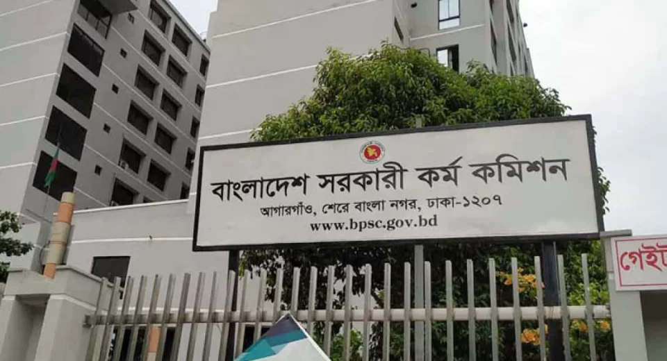 জামাইয়ের হাতে প্রশ্নপত্র তুলে দেন শ্বশুর 6 psc