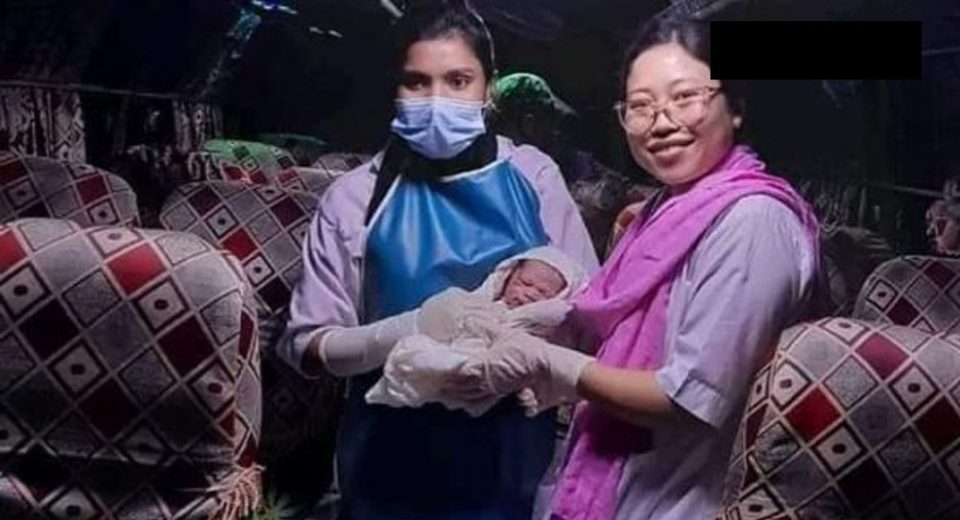 উখিয়ার বালুখালীতে বাসে সন্তান প্রসব করলেন রোহিঙ্গা নারী 5 1729750939 a992f07d19721dbf74df68c1ed4e7c56