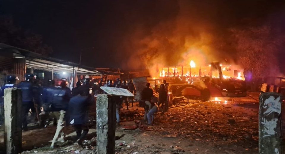 আহত অর্ধশত, ভোলায় বাস ও সিএনজি চালকদের দফায় দফায় রক্তক্ষয়ী সংঘর্ষ 12 1 8 67992799a854d