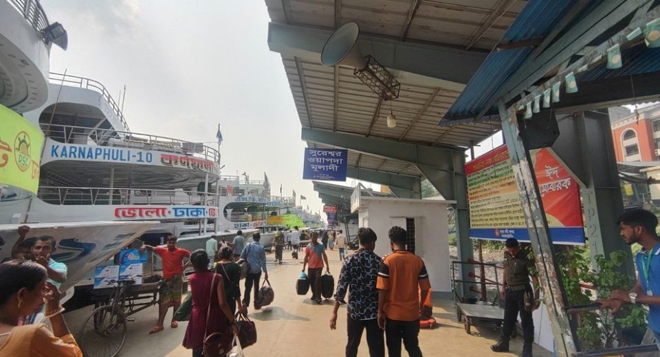 ঈদযাত্রায় নেই ভোগান্তি,লম্বা ছুটিতে ঘরমুখো মানুষের স্বস্তি 9 sadorghat 67e6eae7a57b4