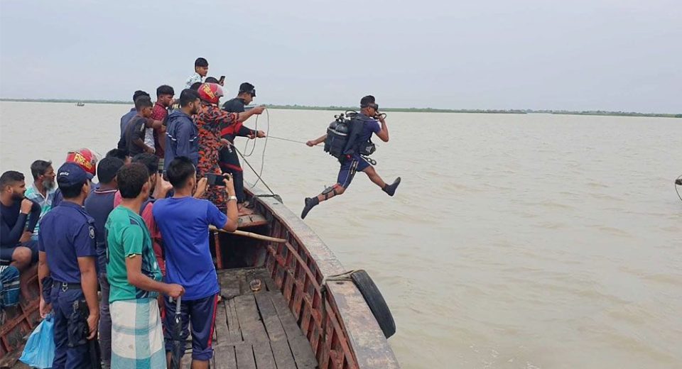 মেঘনা নদীতে ৩৯ যাত্রী নিয়ে ট্রলার ডুবি,২০ জনকে জীবিত উদ্ধার 14 Untitled 1 683ae18882392