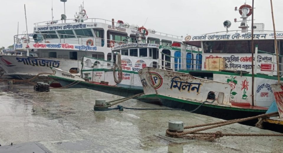 লঘুচাপ:বরিশাল থেকে ছোট লঞ্চ চলাচল বন্ধ 11 borishal