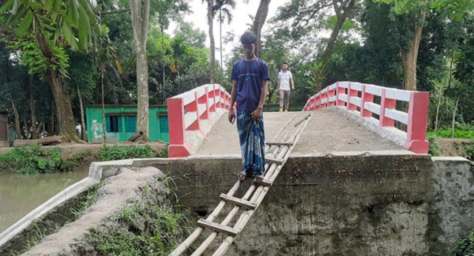 ঝালকাঠির নলছিটিতে সেতুতে উঠতে মই লাগে 7 nal