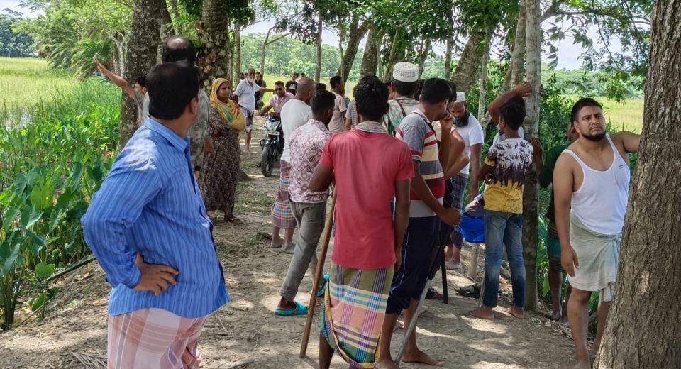 রাজাপুরে দেশীয় অস্ত্র নিয়ে জমি দখলের চেষ্টা, পরিবার অবরুদ্ধ 7 WhatsApp Image 2025 06 12 at 18.14.24 06ef8889