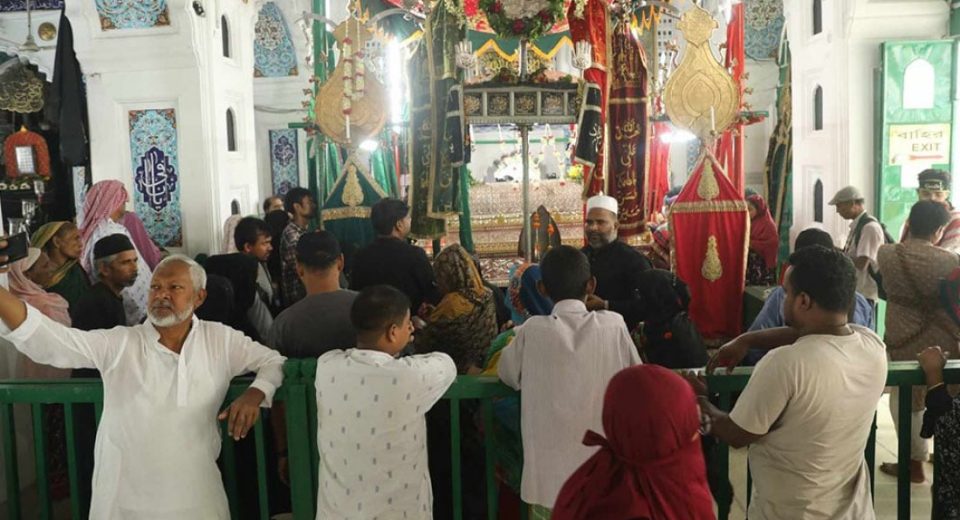 আজ ১০ মহররম, পবিত্র আশুরা 17 Hoseni dalan Nasirul Islam 1 fe3d1c8f9b708e085f156a9c24a6a28c