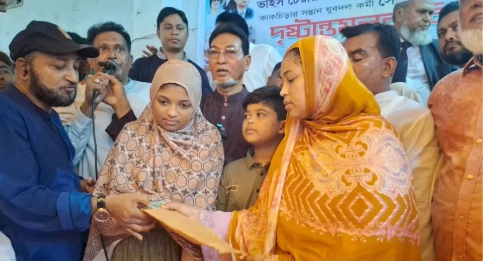 ভাঙারি ব্যবসায়ী সোহাগের পরিবারকে আর্থিক সহায়তা দিলো বিএনপি 17 b3c2dc72a0bf938dfe9bbd62f0148916 6873d949c1f13