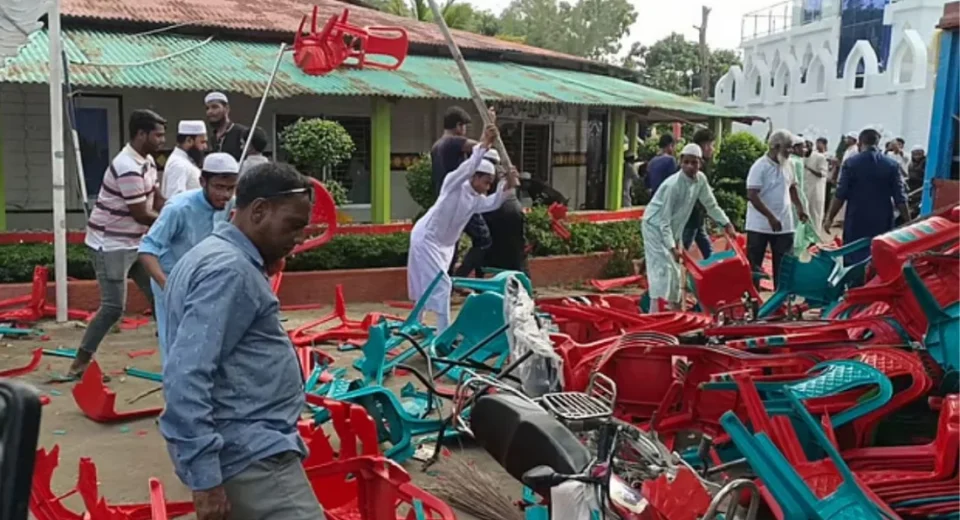 দিনাজপুরের ‘জীবন মহল’ পার্কে হামলা–ভাঙচুর–অগ্নিসংযোগ, আহত ১২ 21 01e1271c7af19782c105988873852589 68b09a322dcdb