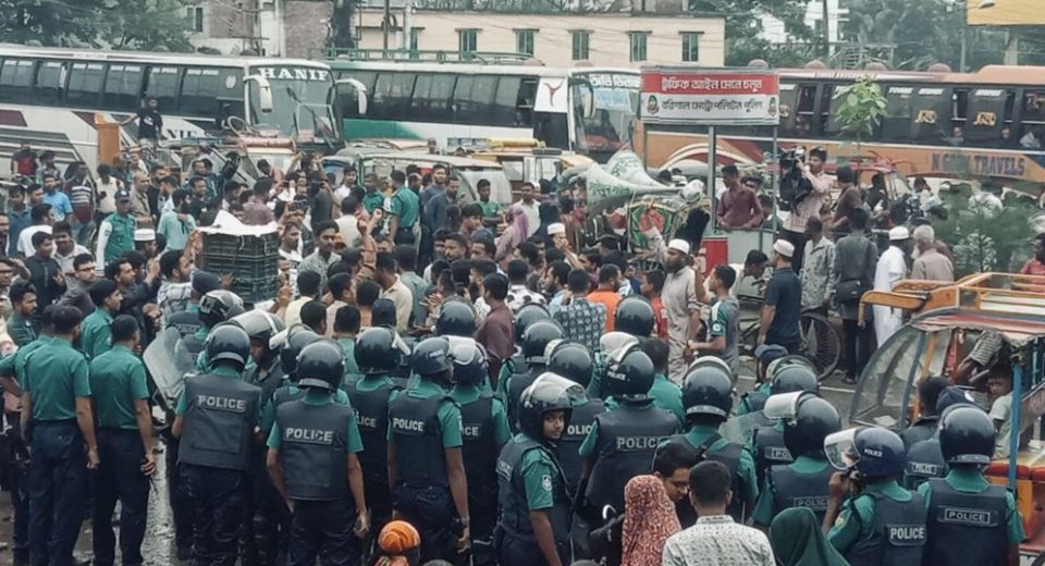 শেবাচিম হাসপাতালে রোগীদের হয়রানি ও সিন্ডিকেট ভাঙার দাবিতে ঢাকা-বরিশাল মহাসড়ক অবরোধ 13 BARISAL 6895c1bb5d446