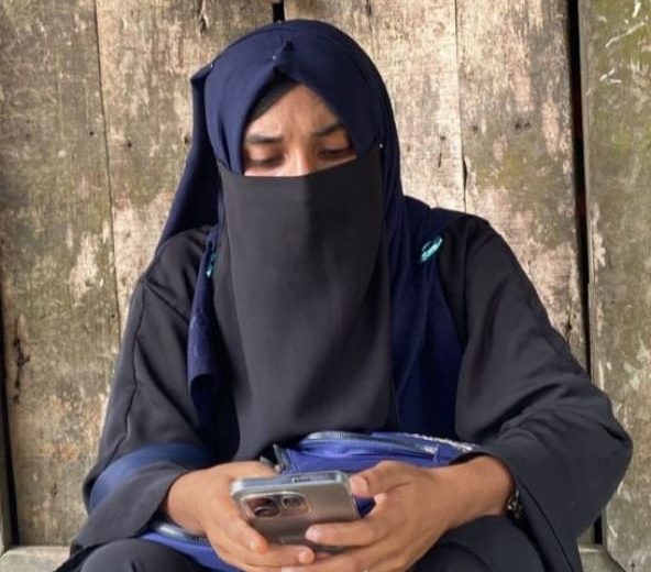 তালতলীতে বিয়ের দাবীতে প্রেমিকের বাড়ি প্রেমিকার অনশন 13 কিশোরী