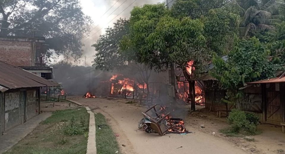 খাগড়াছড়িতে অবরোধ: বাজারে আগুন, ৩ জন নিহত, ১৩ সেনাসহ আহত ২০ 5 image mm