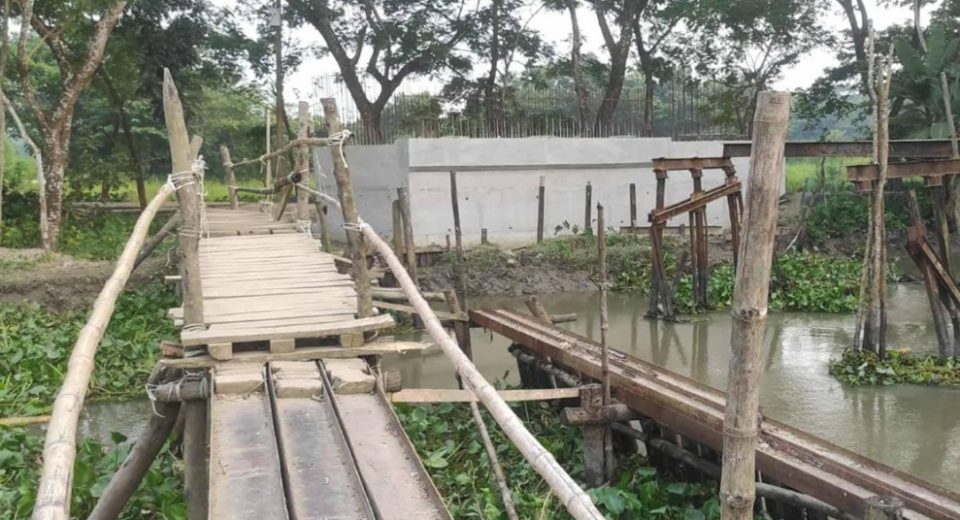 ঝালকাঠিতে কাজ ফেলে পালিয়েছে মাফিয়া আমু' র ঘনিষ্ঠ ঠিকাদার 6 untitled 1761637515