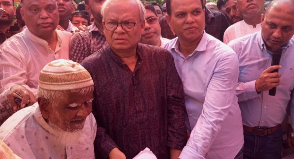 গফুর মল্লিকের হাতে উপহার তুলে দিচ্ছেন রুহুল কবির রিজভী।