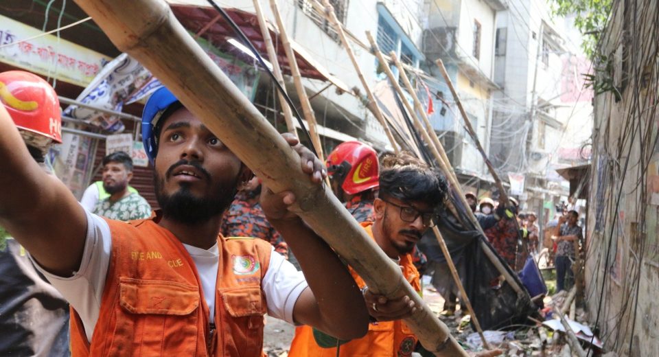 ভূমিকম্প: বংশালে ভবনের রেলিংয়ের ইট খসে ৩ পথচারী নিহত 10 image 256091 1763713218