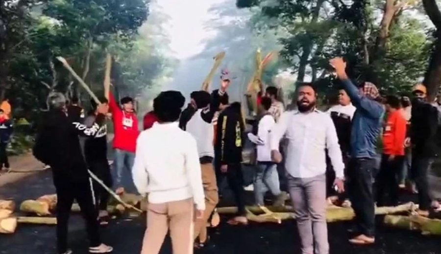 গোপালগঞ্জে মহাসড়ক অবরোধ বিক্ষোভ