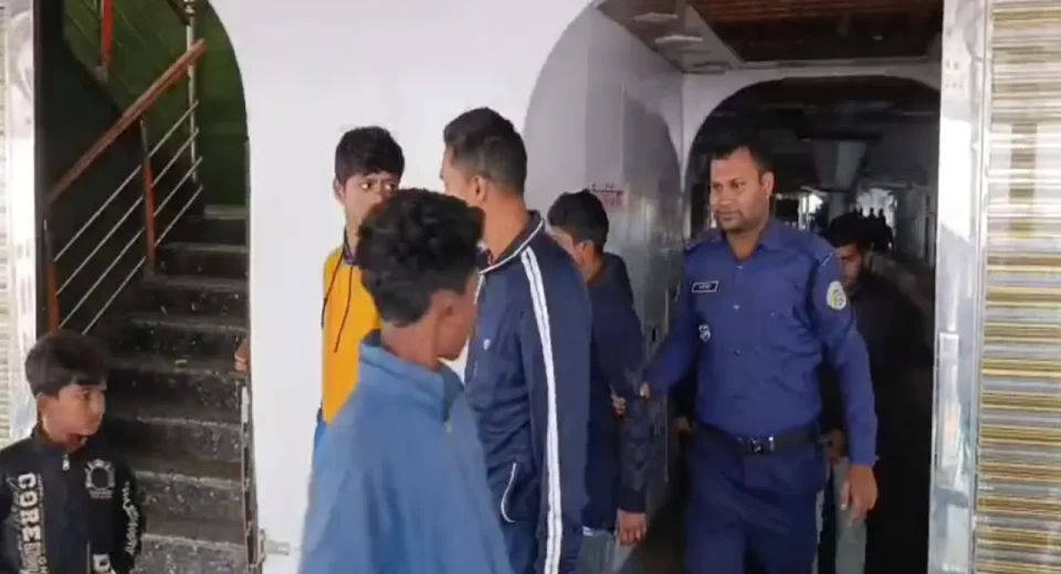 লঞ্চ দুর্ঘটনা: ঝালকাঠিতে ৪ কর্মীসহ ‘এ্যাডভেঞ্চার-৯’ আটক 11 image 252264 1766733153