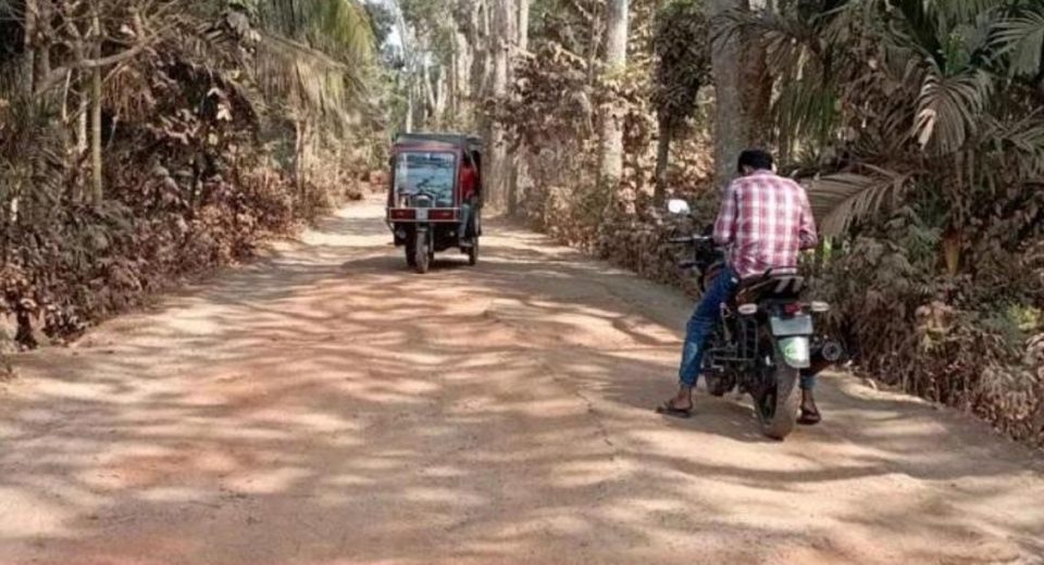 পিরোজপুরে সড়কের কাজ না করেই ৪৪ কোটি টাকা নিয়ে উধাও আ. লীগ নেতা