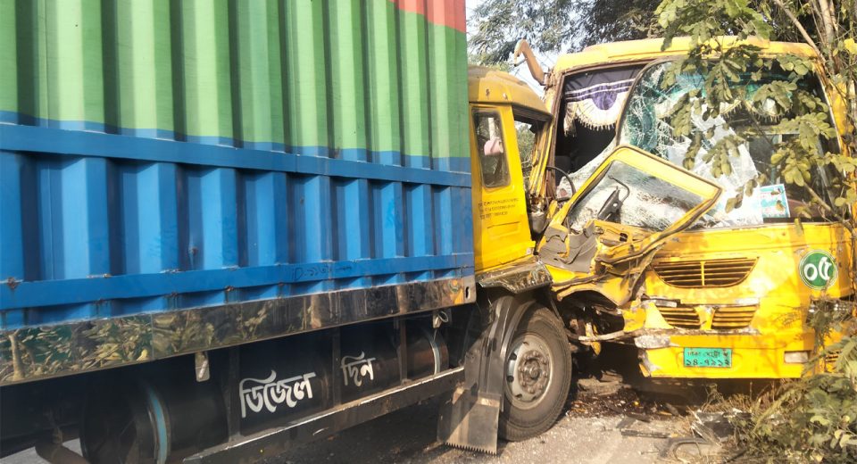 বড় দুর্ঘটনা থেকে রক্ষা পেল বরিশাল ক্যান্টনমেন্ট স্কুল অ্যান্ড কলেজের শিক্ষার্থীরা 9 বরিশাল ক্যান্টনমেন্ট স্কুল অ্যান্ড কলেজ